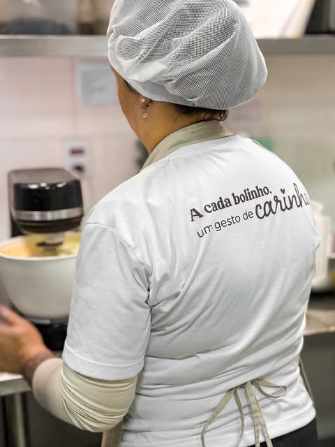 Equipe do Caramello Bolos preparando um pedido